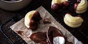 Beitragsbild des Blogbeitrags Spritzgebäck – Mini Linzer Kipferl