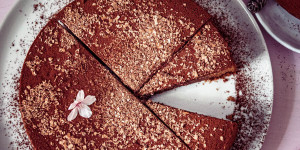 Beitragsbild des Blogbeitrags Einfache und saftige Schokotorte