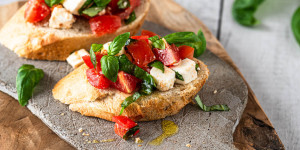 Beitragsbild des Blogbeitrags Bruschetta mit Tomaten und Feta selber machen 