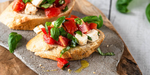 Beitragsbild des Blogbeitrags Bruschetta mit Tomaten und Feta selber machen