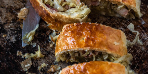 Beitragsbild des Blogbeitrags Einfacher Krautstrudel mit Spitzkohl