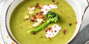 Beitragsbild des Blogbeitrags Cremige Brokkolisuppe mit gerösteten Mandeln