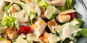 Beitragsbild des Blogbeitrags Caesar Salad mit Hähnchen 