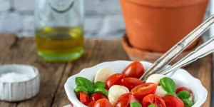 Beitragsbild des Blogbeitrags Einfacher Tomaten Mozzarella Salat 