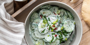 Beitragsbild des Blogbeitrags Gurkensalat mit Joghurt Dressing 