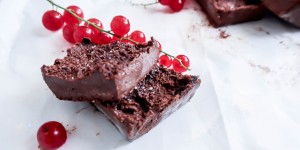 Beitragsbild des Blogbeitrags Gefrorenes Kakao-Mandel Fudge – besser als Schokoeis