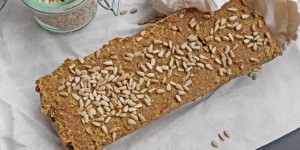 Beitragsbild des Blogbeitrags Proteinbrot mit Quinoa – glutenfrei und herzhaft