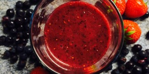 Beitragsbild des Blogbeitrags Roter Wildbeeren-Smoothie 