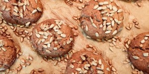 Beitragsbild des Blogbeitrags Sonnenblumen-Roggenbrötchen 