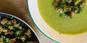 Beitragsbild des Blogbeitrags Grüne Spargelsuppe mit Pesto-Brotwürfel