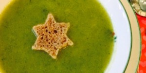 Beitragsbild des Blogbeitrags Zucchinisuppe mit Vollkorn-Dinkelstern 