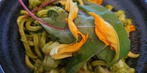 Beitragsbild des Blogbeitrags Grüne Tagliatelle mit Zucchiniblüten 