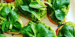 Beitragsbild des Blogbeitrags Erbsen-Crostini