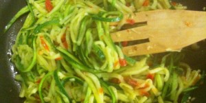 Beitragsbild des Blogbeitrags Scharfe Zucchinispaghetti 