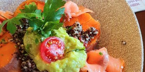 Beitragsbild des Blogbeitrags Quinoa-Süßkartoffel mit Avocadocreme und Lachs 