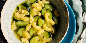 Beitragsbild des Blogbeitrags Zucchinisuppe mit Hörnchen