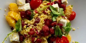 Beitragsbild des Blogbeitrags Lauwarmer Couscous-Salat mit Cranberries und Granatapfel 