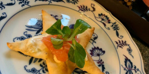 Beitragsbild des Blogbeitrags Blätterteig-Stern mit Lachsrückenfilet auf Creme fraiche und Vogerlsalat
