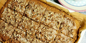 Beitragsbild des Blogbeitrags Karottenkuchen mit Pekan- und Haselnuss