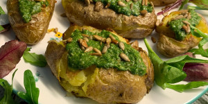 Beitragsbild des Blogbeitrags Knusprige Stampfkartoffel mit Bärlauchpesto