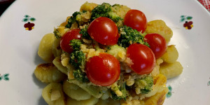Beitragsbild des Blogbeitrags Brat-Gnocchi mit Linsen-Brokkoli