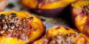 Beitragsbild des Blogbeitrags Überbackene Pfirsiche mit Amaretti und Sahne