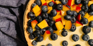 Beitragsbild des Blogbeitrags No-Bake Vanillecake mit Heidelbeeren und Nektarinen