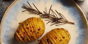 Beitragsbild des Blogbeitrags Hasselback Kartoffel mit rote Linsen-Chili-Dip