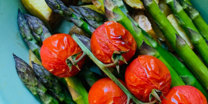 Beitragsbild des Blogbeitrags Ofenspargel auf Kartoffel und Rispen-Kirschtomaten