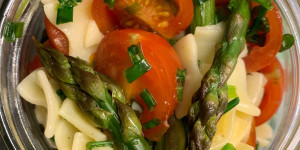 Beitragsbild des Blogbeitrags Grünspargel-Nudelsalat
