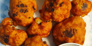 Beitragsbild des Blogbeitrags Spicy Buffalowings mit Karfiolblätter-Pesto