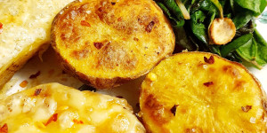 Beitragsbild des Blogbeitrags Überbackene Kartoffel und Süßkartoffel mit Mangold-Gemüse 