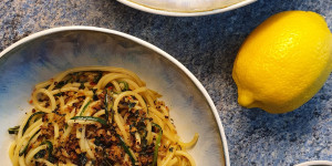 Beitragsbild des Blogbeitrags Pasta al zucchine, limone e pangrattato 