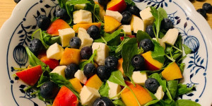 Beitragsbild des Blogbeitrags Rucola-Nektarinen-Heidelbeer-Salat mit Mozzarella 