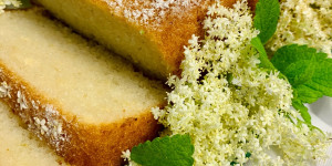 Beitragsbild des Blogbeitrags Holunder-Zitronenmelisse-Kuchen