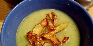 Beitragsbild des Blogbeitrags Zerowaste-Brokkolisuppe mit Knusper-Kartoffelchips
