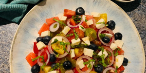 Beitragsbild des Blogbeitrags Sommerfrische Paradeiser-Melonen-Salat mit Heidelbeeren