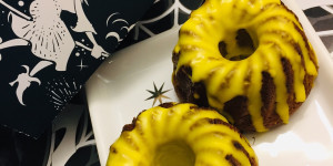 Beitragsbild des Blogbeitrags Pumpkin Spice Kürbis-Gugls mit Kurkumaglasur