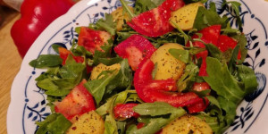 Beitragsbild des Blogbeitrags Tomaten-Kartoffelsalat mit Zitronendressing 