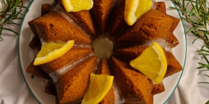 Beitragsbild des Blogbeitrags Kakao-Gugelhupf mit Orangenglasur