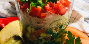 Beitragsbild des Blogbeitrags Glasnudel-Gemüsesuppe to go