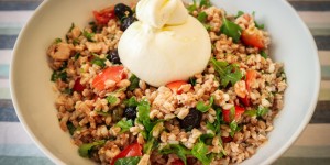 Beitragsbild des Blogbeitrags Insalata di Farro con Burrata (Dinkelreissalat) 