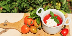 Beitragsbild des Blogbeitrags Kalte Tomatensuppe mit Stracciatella 