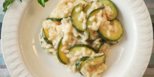 Beitragsbild des Blogbeitrags Risotto con Zucchine, Menta e Pinoli