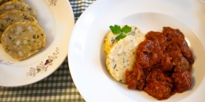 Beitragsbild des Blogbeitrags Gulasch mit Serviettenknödel