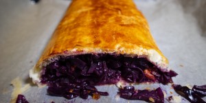 Beitragsbild des Blogbeitrags Rotkrautstrudel mit Curry-Jogurt-Dip