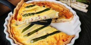 Beitragsbild des Blogbeitrags Bunte Spargelquiche