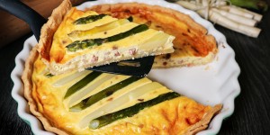 Beitragsbild des Blogbeitrags Bunte Spargelquiche 