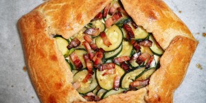 Beitragsbild des Blogbeitrags Zucchini-Vollkorn-Galette auf Ricottaboden 