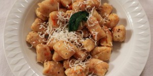 Beitragsbild des Blogbeitrags Kürbisgnocchi in Salbeibutter 